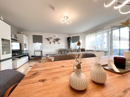 Essbereich im Wohnzimmer mit Zugang zum Balkon Essbereich im Wohnzimmer mit Zugang zum Balkon - Zweifamilienhaus in 69469 Weinheim mit 200m² kaufen