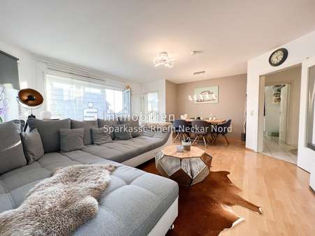 Großzügiges Wohnzimmer mit Zugang zum Balkon Großzügiges Wohnzimmer mit Zugang zum Balkon - Zweifamilienhaus in 69469 Weinheim mit 200m² kaufen