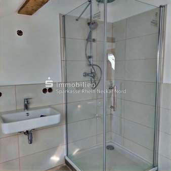 Duschbad im DG mit Waschbecken und Glasdusche Duschbad im DG mit Waschbecken und Glasdusche - Maisonette-Wohnung in 69493 Hirschberg an der Bergstraße, Großsachsen mit 156m² mieten