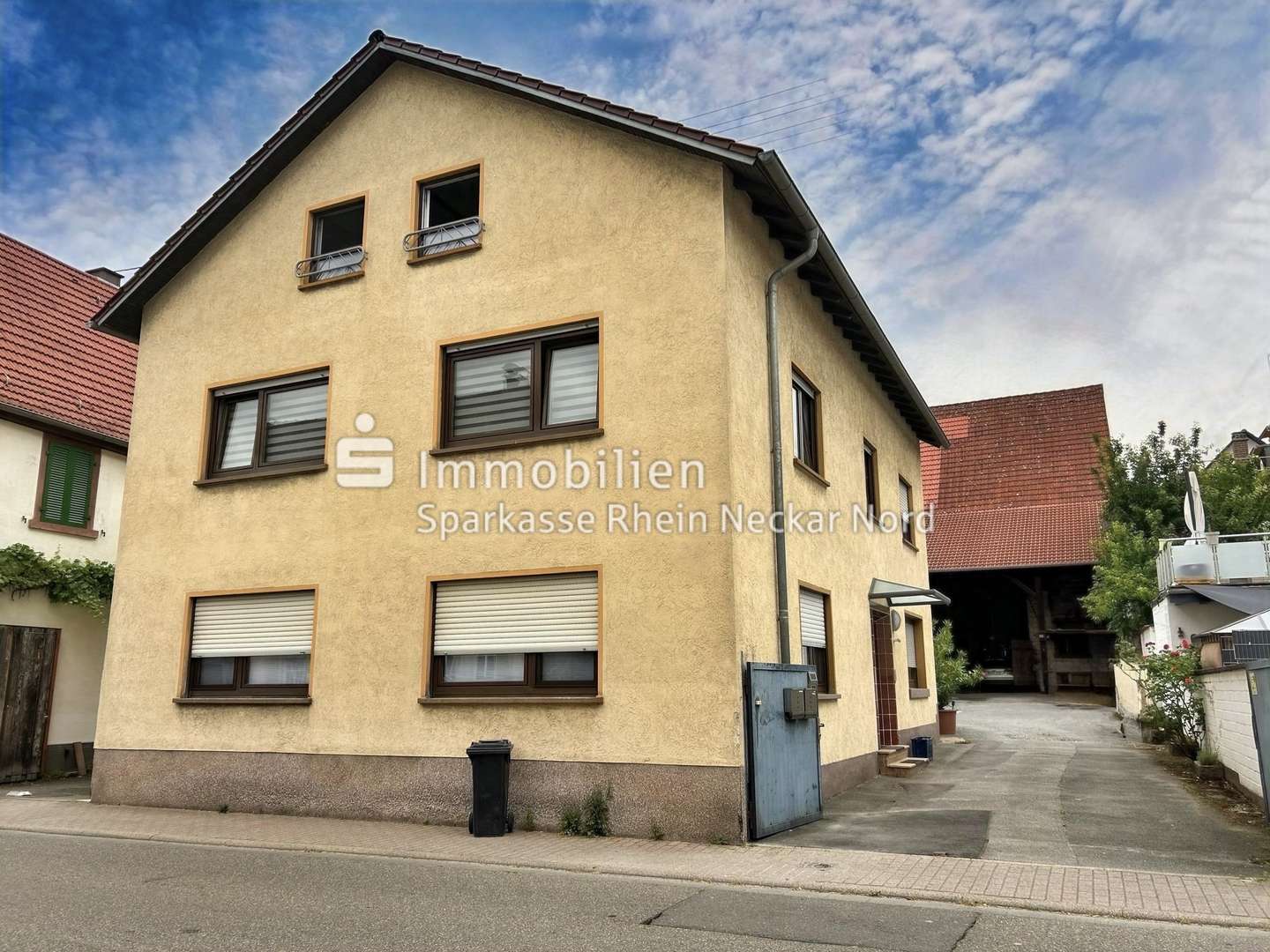 Hausansicht 2 Familienhaus mit Hofeinfahrt Hausansicht 2 Familienhaus mit Hofeinfahrt - Maisonette-Wohnung in 69493 Hirschberg an der Bergstraße, Großsachsen mit 156m² mieten