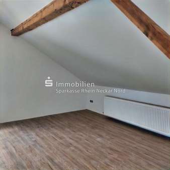 Dachstudio mit Holzbalken und Dachschräge Dachstudio mit Holzbalken und Dachschräge - Maisonette-Wohnung in 69493 Hirschberg an der Bergstraße, Großsachsen mit 156m² mieten