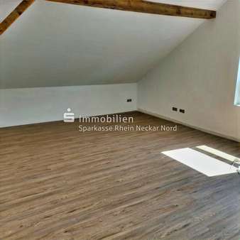 Dachstudio mit Holzbalken und Dachschräge Dachstudio mit Holzbalken und Dachschräge - Maisonette-Wohnung in 69493 Hirschberg an der Bergstraße, Großsachsen mit 156m² mieten