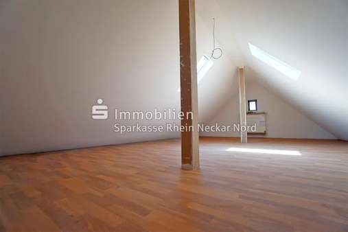 Geräumiges Dachgeschoss Geräumiges Dachgeschoss - Mehrfamilienhaus in 68782 Brühl mit 272m² kaufen