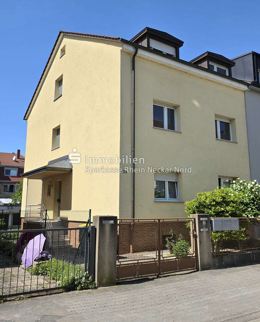Ansicht auf Haus mit Vorgarten und Einfahrtstor Ansicht auf Haus mit Vorgarten und Einfahrtstor - Doppelhaushälfte in 68259 Mannheim mit 219m² kaufen
