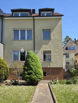 Ansicht auf Hausrückseite mit Garten und Gehweg Ansicht auf Hausrückseite mit Garten und Gehweg - Doppelhaushälfte in 68259 Mannheim mit 219m² kaufen