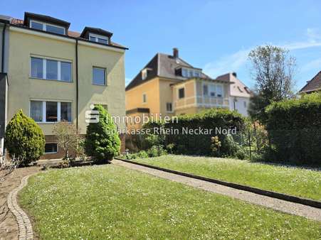 Blick vom Garten auf Haus von der Rückseite Blick vom Garten auf Haus von der Rückseite - Doppelhaushälfte in 68259 Mannheim mit 219m² kaufen