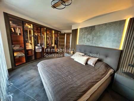 Schlafzimmer mit Einbauschrank - Penthouse-Wohnung in 68309 Mannheim, Käfertal mit 183m² kaufen