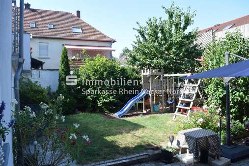 Garten mit grünem Rasen und Rutsche Garten mit grünem Rasen und Rutsche - Doppelhaushälfte in 68549 Ilvesheim mit 141m² kaufen