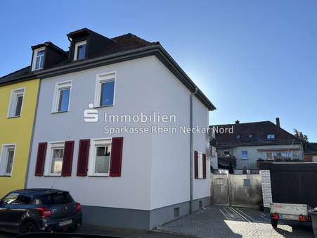 Hausansicht mit 2 Stellplätzen und Garage Hausansicht mit 2 Stellplätzen und Garage - Doppelhaushälfte in 68549 Ilvesheim mit 141m² kaufen