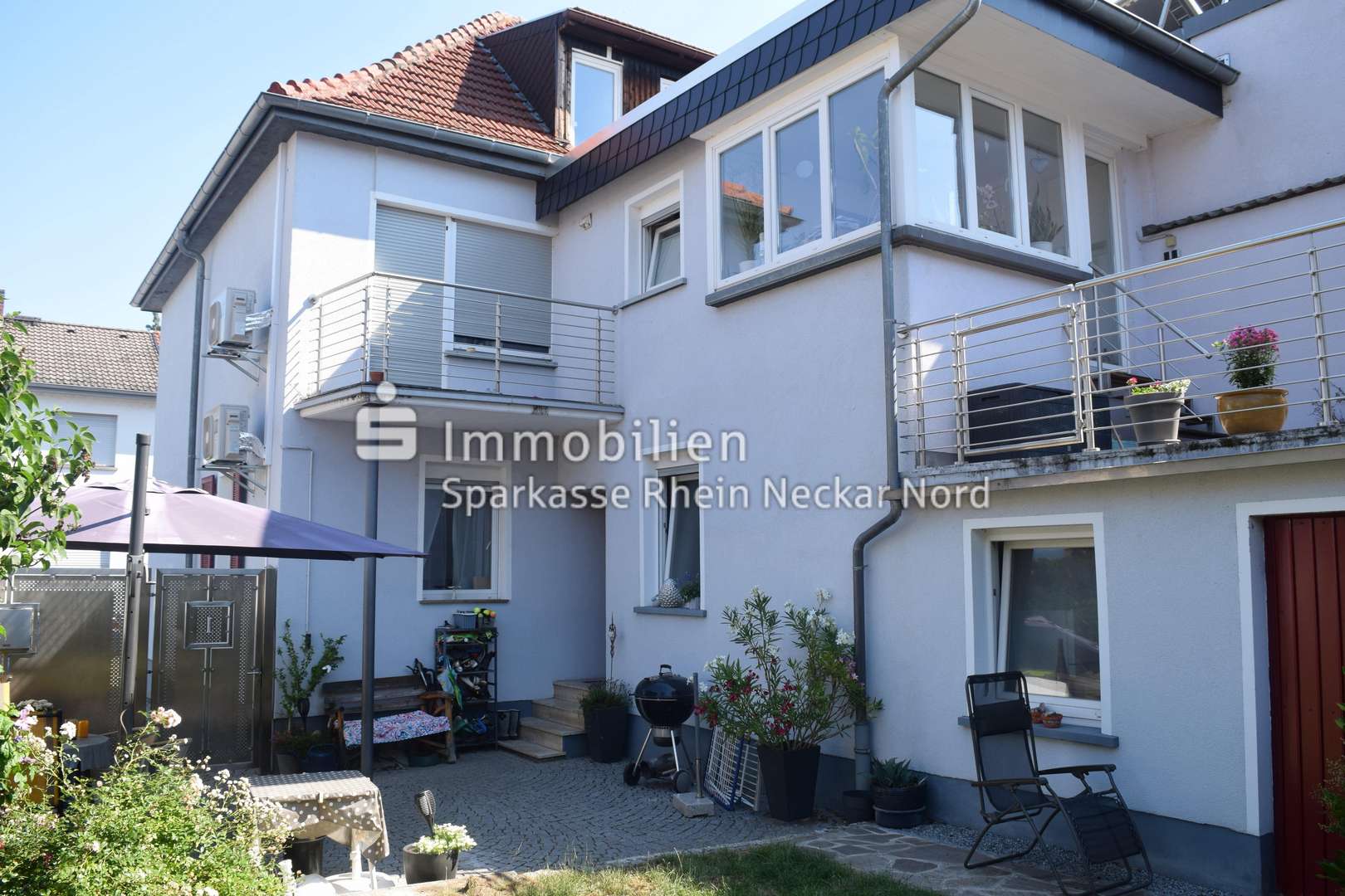 Hausansicht mit Terrasse im Garten Hausansicht mit Terrasse im Garten - Doppelhaushälfte in 68549 Ilvesheim mit 141m² kaufen