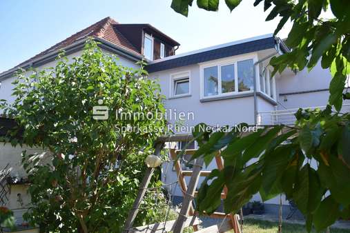 Seitansicht mit Gartenfläche Seitansicht mit Gartenfläche - Doppelhaushälfte in 68549 Ilvesheim mit 141m² kaufen