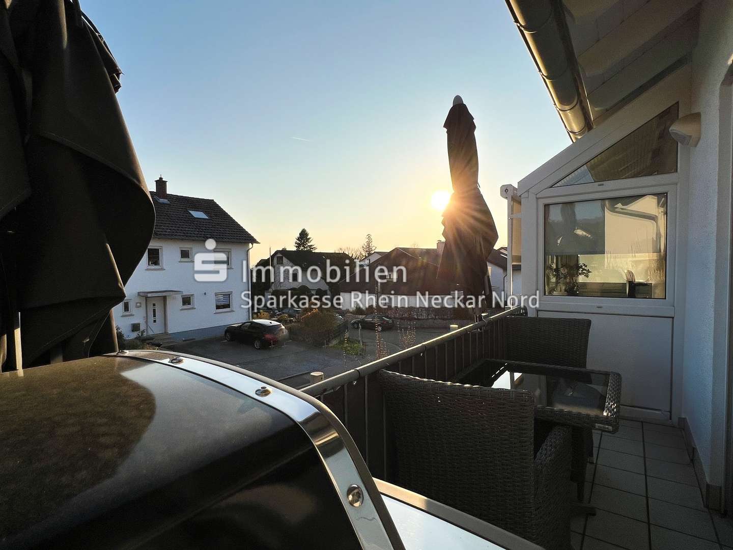 Balkon mit Blick in den Sonnenuntergang Balkon mit Blick in den Sonnenuntergang - Zweifamilienhaus in 69469 Weinheim mit 200m² kaufen