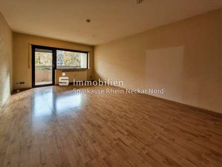 Wohnzimmer mit Loggia Wohnzimmer mit Loggia - Erdgeschosswohnung in 67059 Ludwigshafen mit 86m² kaufen