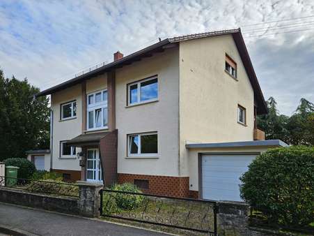 Straßenansicht  - Zweifamilienhaus in 69168 Wiesloch mit 202m² kaufen