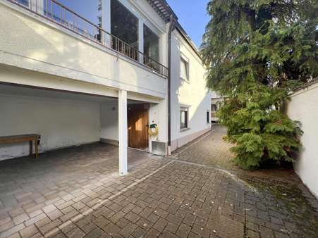 Seitenansicht Hofbereich - Zweifamilienhaus in 68809 Neulußheim mit 226m² kaufen