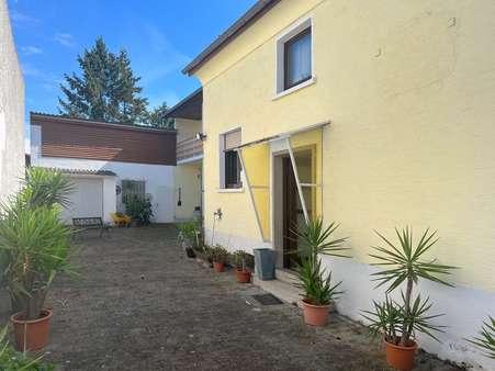 Hof mit Eingangsbereich - Einfamilienhaus in 68789 St. Leon-Rot mit 145m² kaufen