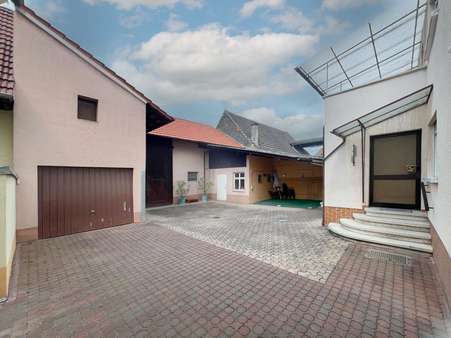 Hofbereich - Einfamilienhaus in 68789 St. Leon-Rot mit 155m² kaufen