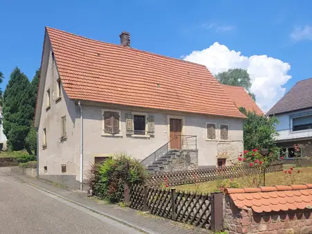 Tolles Anwesen in Horrenberg! 
Zwei charmante Einfamilienhäuser mit schönem Garten
