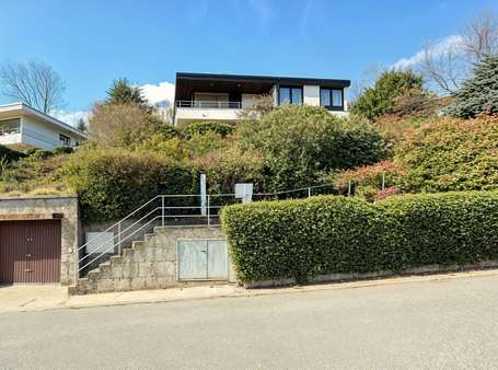 Hausansicht - Straße (KI generiert) Hausansicht - Straße (KI generiert) - Zweifamilienhaus in 69118 Heidelberg mit 175m² kaufen
