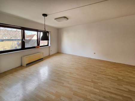 Wohnzimmer - Etagenwohnung in 69168 Wiesloch mit 62m² kaufen