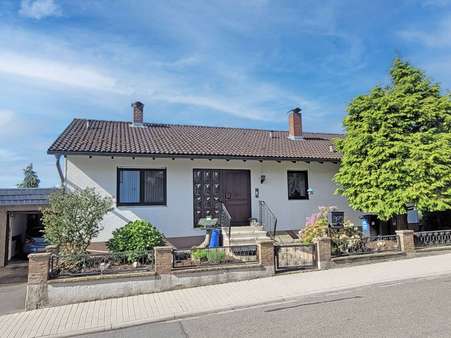 Hausansicht Straßenseite - Einfamilienhaus in 69257 Wiesenbach mit 187m² kaufen