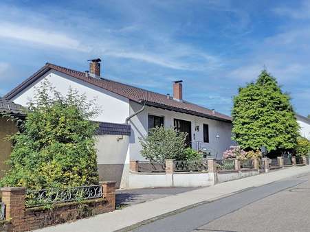 Seitenansicht Straßenseite - Einfamilienhaus in 69257 Wiesenbach mit 187m² kaufen