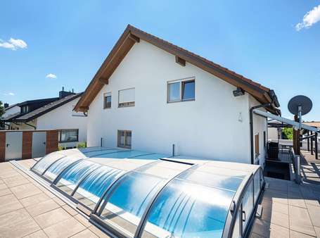 Abgedeckter Pool (KI generiert) Abgedeckter Pool (KI generiert) - Zweifamilienhaus in 69242 Mühlhausen mit 259m² kaufen