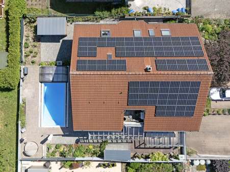 Hausansicht Vogelperspektive - Zweifamilienhaus in 69242 Mühlhausen mit 259m² kaufen