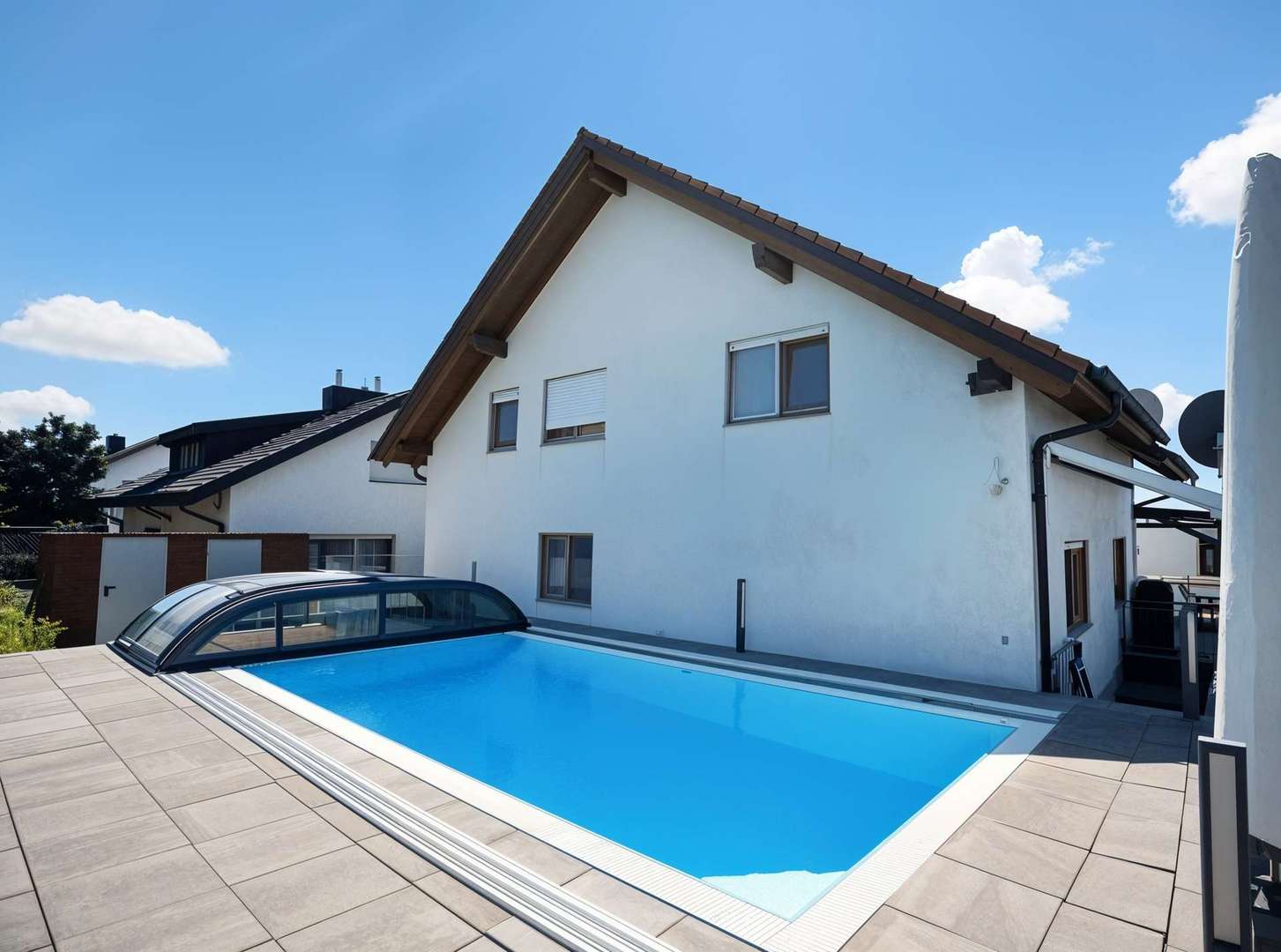 Pool mit Hausansicht  - Zweifamilienhaus in 69242 Mühlhausen mit 259m² kaufen