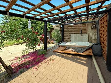 Terrasse - Verbessert - (KI) Terrasse - Verbessert - (KI) - Einfamilienhaus in 68766 Hockenheim mit 140m² kaufen