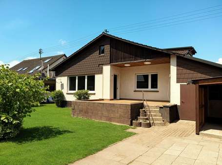 Terrasse_Garten - Verbessert - (KI generiert) Terrasse_Garten - Verbessert - (KI generiert) - Bungalow in 69190 Walldorf mit 122m² kaufen
