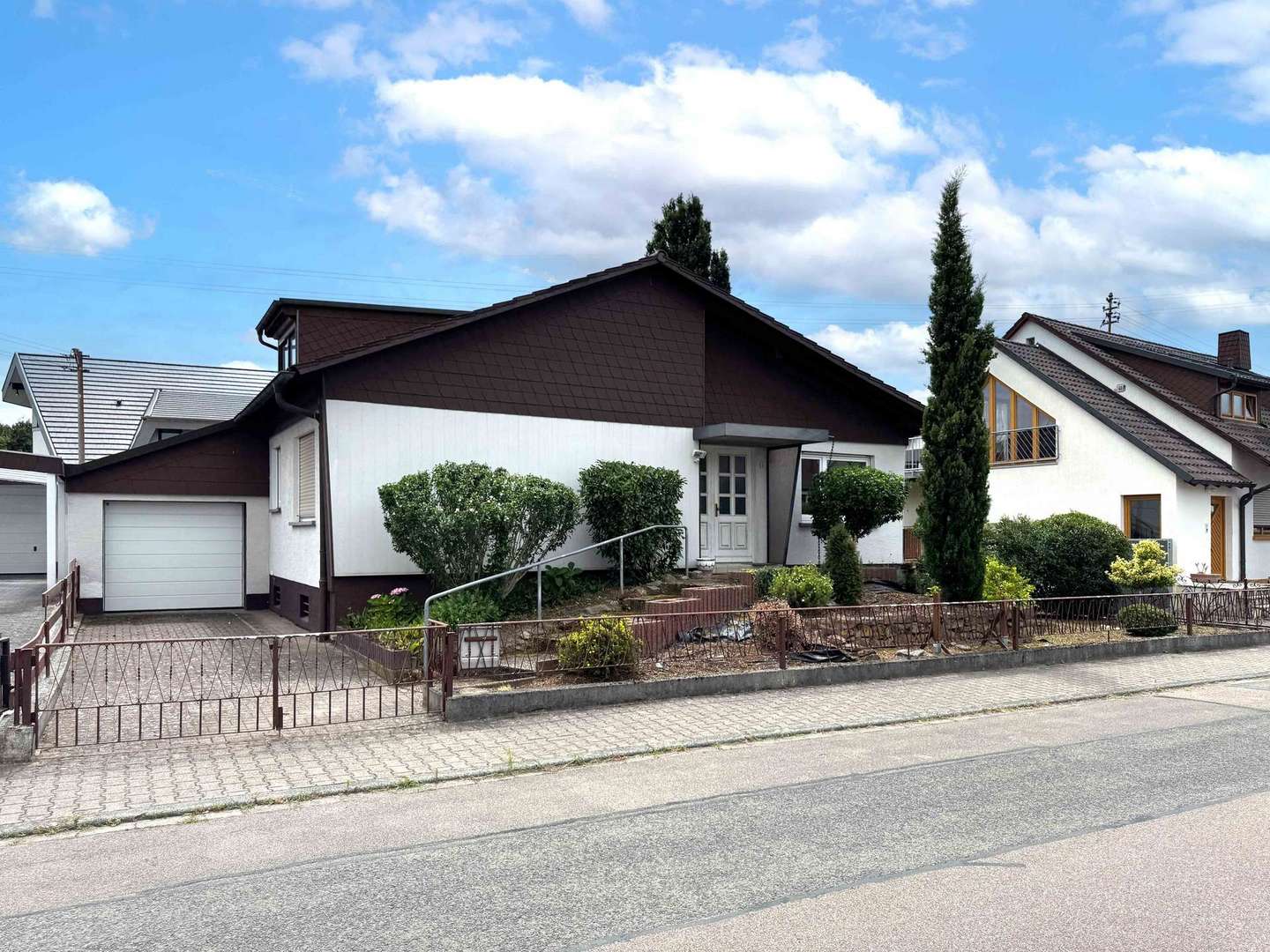 Straßenansicht Straßenansicht - Bungalow in 69190 Walldorf mit 122m² kaufen