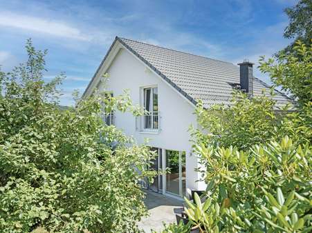 Hausansicht Garten - Einfamilienhaus in 69239 Neckarsteinach mit 190m² kaufen