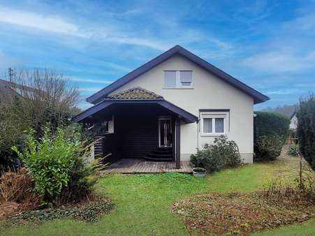 Haus- und Gartenansicht - Einfamilienhaus in 74889 Sinsheim mit 90m² kaufen