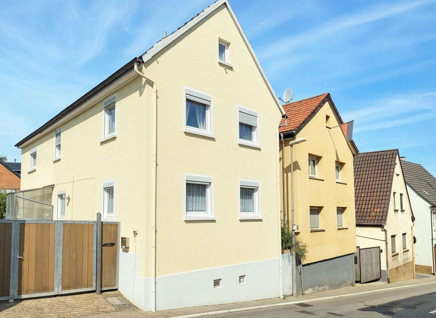 Hausansicht nach Fassadenerneuerung (KI-generiert) Hausansicht nach Fassadenerneuerung (KI-generiert) - Einfamilienhaus in 69231 Rauenberg-Malschenberg mit 135m² kaufen