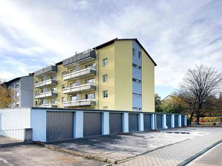 Hausansicht Garagenansicht - Etagenwohnung in 68775 Ketsch mit 74m² kaufen