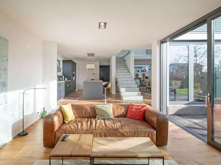 Wohnbereich mit Blick auf die offene Küche - Einfamilienhaus in 69254 Malsch mit 198m² kaufen