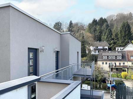 Hausansicht & Balkon - Etagenwohnung in 69118 Heidelberg mit 98m² kaufen