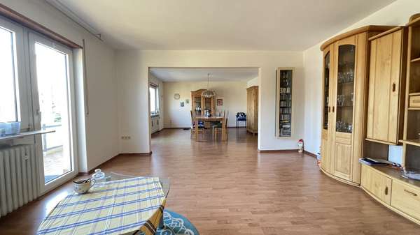 Wohnzimmer - Etagenwohnung in 68535 Edingen-Neckarhausen mit 115m² kaufen