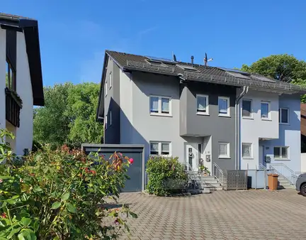 Das perfekte Familienhaus – 
Schöne Doppelhaushälfte mit Einliegerwohnung in Wiesloch-Baiertal