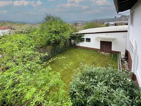 Ein- bis Zweifamilienhaus mit Ladeneinheit und separatem Bauplatz in gesuchter, zentrumsnaher Lage