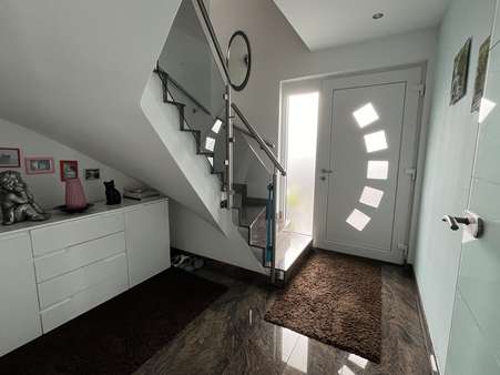 Diele mit Treppenhaus - Einfamilienhaus in 97877 Wertheim mit 152m² kaufen