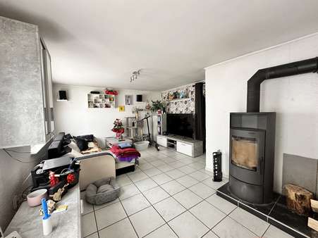 Wohnzimmer - Doppelhaushälfte in 97900 Külsheim mit 88m² kaufen