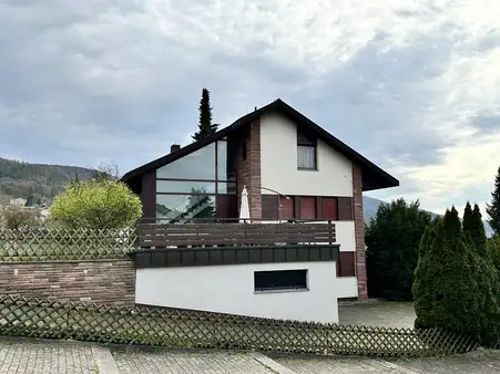 Großzügiges Wohnhaus mit Schwimmbad in gefragter Lage von Freudenberg