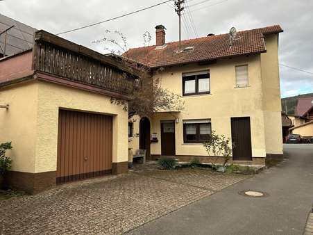 Ansicht Wohnhaus und Garage - Einfamilienhaus in 97877 Wertheim mit 136m² kaufen