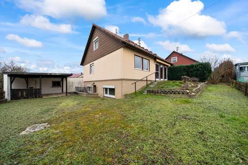 Blick aus dem Garten auf das Haus - Einfamilienhaus in 79238 Ehrenkirchen mit 115m² kaufen
