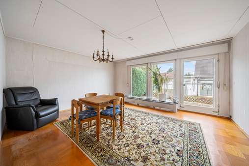 Wohnzimmer im Erdgeschoss - Einfamilienhaus in 79238 Ehrenkirchen mit 115m² kaufen