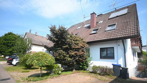 Hausansicht mit Stellpätzen Hausansicht mit Stellpätzen - Maisonette-Wohnung in 79331 Teningen mit 171m² kaufen