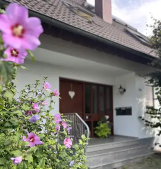 Lichtdurchflutete Maisonettewohnung mit Gartenanteil und Balkonen – Wohnen mit Wohlfühlgarantie