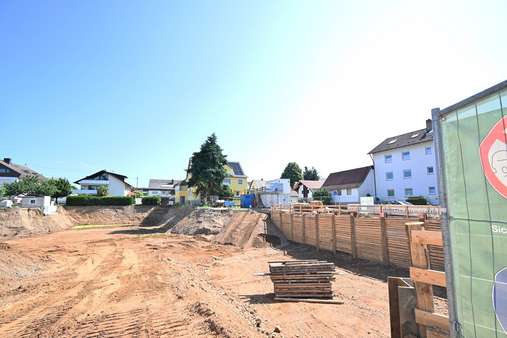 Baugrube im Juni 2025 - Etagenwohnung in 79211 Denzlingen mit 113m² kaufen